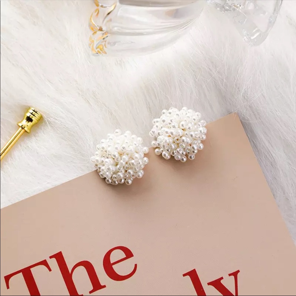 Pearl Vintage Flower Stud Elegant Earrings - Picture 2 of 5